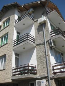 un edificio con balcones en un lateral en Rosi Guest House, en Lozenets