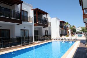 a view of the swimming pool of a hotel at Siesta Garden Apart Hotel in Turgutreis