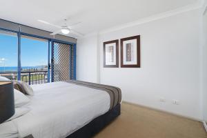 A bed or beds in a room at Newcastle Short Stay Accommodation - Sandbar Newcastle Beach