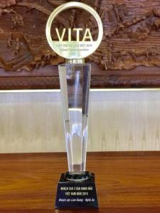 een glazen trofee bovenop een tafel bij Lam Giang Hotel in Vinh