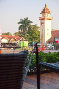 uma torre de relógio numa cidade com um relógio em Bossotel Chiang Mai - SHA Plus em Chiang Mai