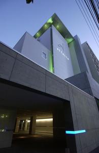ein Gebäude mit einem Schild darüber in der Unterkunft C-HOTEL affetto(Adult Only) in Sapporo
