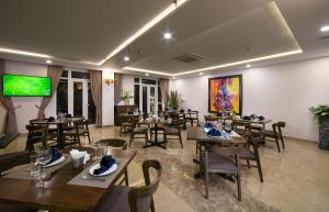 TV a/nebo společenská místnost v ubytování Azure Sapa Hotel