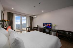 Postel nebo postele na pokoji v ubytování Azure Sapa Hotel