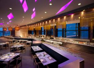 Um restaurante ou outro lugar para comer em Harbour Grand Hong Kong