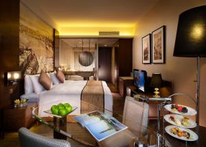 Uma cama ou camas num quarto em Harbour Grand Hong Kong