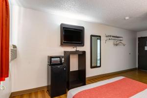 Pokój z łóżkiem i telewizorem na ścianie w obiekcie Motel 6-Salisbury, MD w mieście Salisbury