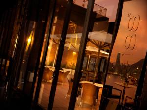 Um restaurante ou outro lugar para comer em Harbour Grand Hong Kong
