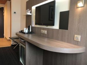 TV a/nebo společenská místnost v ubytování Best Western Marseille Aeroport