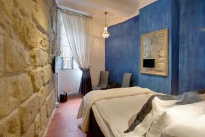 Tempat tidur dalam kamar di Rue Galilee