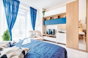- une chambre avec un lit bleu et des rideaux bleus dans l'établissement HaPPy INN Studio Historic center, Self check-in, AC, Parking in the undergrnd Garage,, à Vilnius