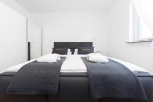 a large bed with two pillows on top of it at eifel5star - Burgfriedstraße in Daun