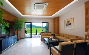 sala de estar con sofá y mesa en Quanzhou Guest House, en Quanzhou