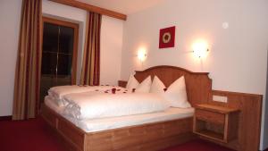 una camera da letto con un letto di rose sopra di Ferienhof Nogler a Zellberg