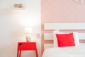 En eller flere senge i et værelse på Spacious Stylish Apartment in Old Town + 17 billeder