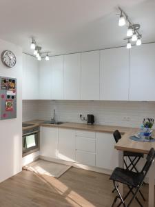 Kuchyň nebo kuchyňský kout v ubytování Apartament Zamojska - GarwoNocka