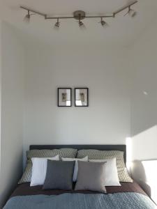 Postel nebo postele na pokoji v ubytování Apartament Zamojska - GarwoNocka
