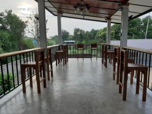 Balkón nebo terasa v ubytování Baan Rabiangdao UthaiThani