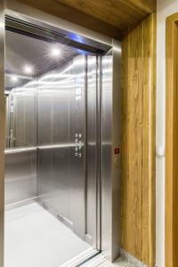 um closet com um elevador de metal em Apartament Przy Stoku - Polana Szymoszkowa Ski Resort em Zakopane