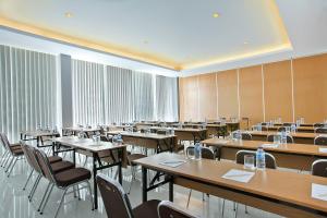 une grande salle à manger avec des tables et des chaises dans l'établissement Amaris Hotel Embong Malang - Surabaya, à Surabaya