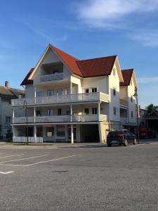 un gran edificio blanco con techo rojo en Balestrand Fjordapartments, en Balestrand