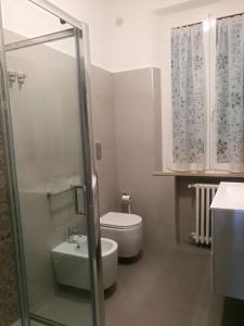 トッリータ・ディ・シエーナにあるIl Melogranoのバスルーム(トイレ、洗面台、シャワー付)