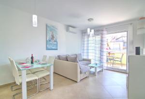 Apartment Waves-Villa Sunce的休息区