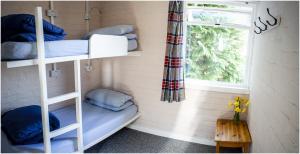 Postel nebo postele na pokoji v ubytování Loch Ness Lochside Hostel - Over 16s Only
