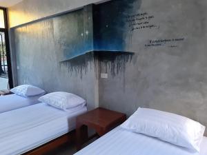 Postel nebo postele na pokoji v ubytování Baan Rabiangdao UthaiThani