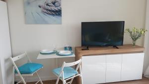 Televízia a/alebo spoločenská miestnosť v ubytovaní Aquamarina Onyx 109