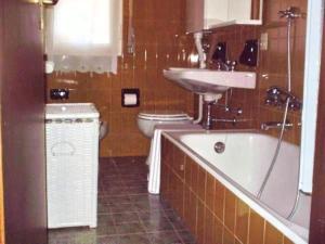 a bathroom with a tub and a sink and a toilet at Bordighera centro molto tranquillo in Bordighera