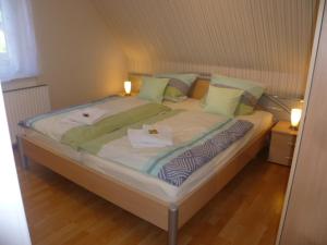 a bedroom with a bed with two towels on it at Ferienwohnung Kutscherhof Bartels in Bispingen