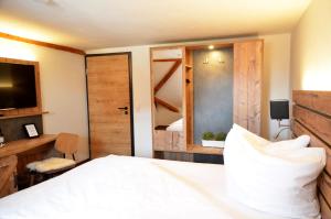 Postel nebo postele na pokoji v ubytování Am Zehntstadl Hotel & Sauna
