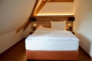 Postel nebo postele na pokoji v ubytování Am Zehntstadl Hotel & Sauna