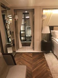 - une chambre avec un lit et une chambre avec un miroir dans l'établissement Kemer Country Hotel İstanbul, à Istanbul