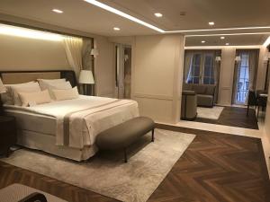 una camera con letto e un soggiorno di Kemer Country Hotel İstanbul a Istanbul