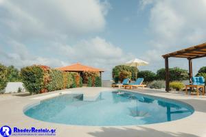 Bazén v ubytovaní Gennadi Dreams Holiday Villa alebo v jeho blízkosti