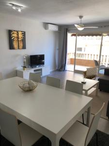 a living room with a white table and chairs at MISTRAL 17 in El Campello