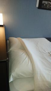 Een bed of bedden in een kamer bij KKR Hotel Osaka