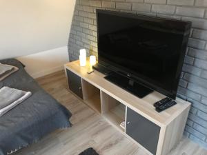 Televízia a/alebo spoločenská miestnosť v ubytovaní Apartament na poddaszu