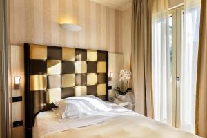 Voodi või voodid majutusasutuse JR Resort Logos Forte dei Marmi toas