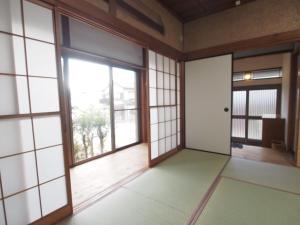 冈崎市民泊こゆり的一间空房间,设有大窗户和门