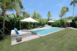 Der Swimmingpool an oder in der Nähe von Amazing 3 Bedrooms Villa Canggu