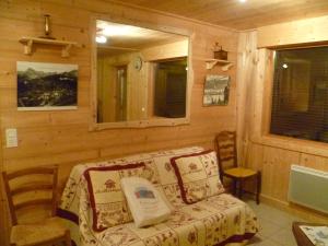 Zimmer mit einem Bett in einer Holzhütte in der Unterkunft La Cour in Notre-Dame-de-Bellecombe