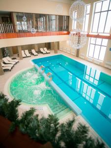 a swimming pool in a building with a christmas tree at Lazurny Bereg na Oke in Volkovskoye