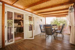 a screened in porch with a table and chairs at Mobile homes Marita in Šimuni
