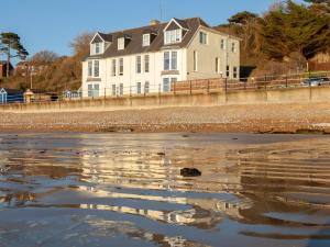 Gallery image of Promenade Apartment with own Beach Hut in Totland
