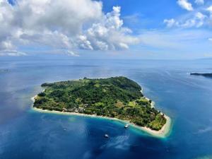 uma ilha no meio do oceano em Vayam Boutique Resort Gili Asahan em Gili Asahan