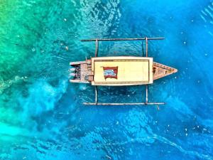 una vista aérea de un pequeño barco en el agua en Vayam Boutique Resort Gili Asahan en Gili Asahan