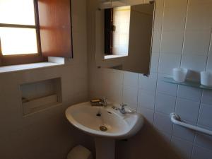 Un baño blanco con lavabo y espejo. en Monte da Clareira - Comporta Carvalhal Melides, en Grândola 60 fotos más